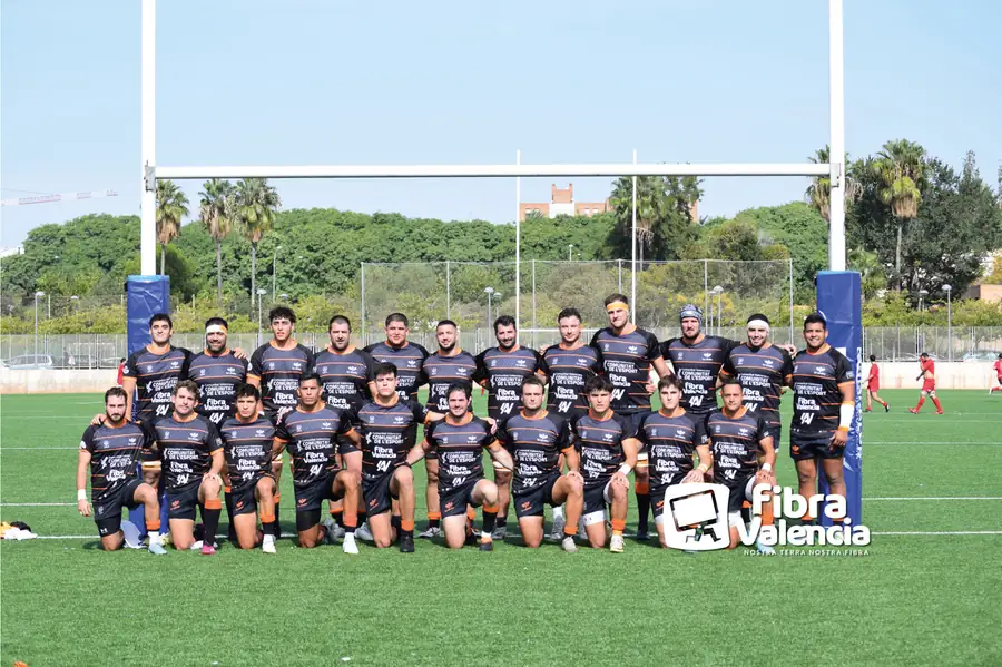 Primer equipo de Les Abelles con la lona de FibraValencia